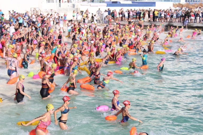 Participan más de mil nadadores en “Cruce 2019” Cancún-Isla Mujeres