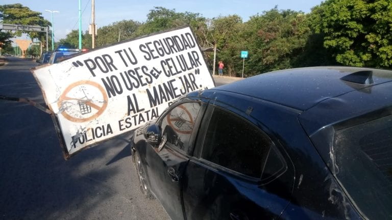 Se estampa con aviso de la policía estatal, que pedía “manejar con precaución”