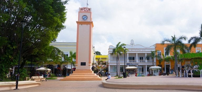 Después de un año, reparan reloj público de Cozumel