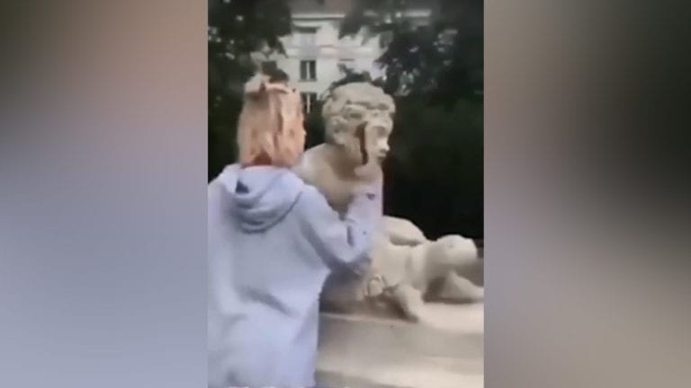 Video: Por ganar seguidores, influencer rompe nariz de histórica estatua