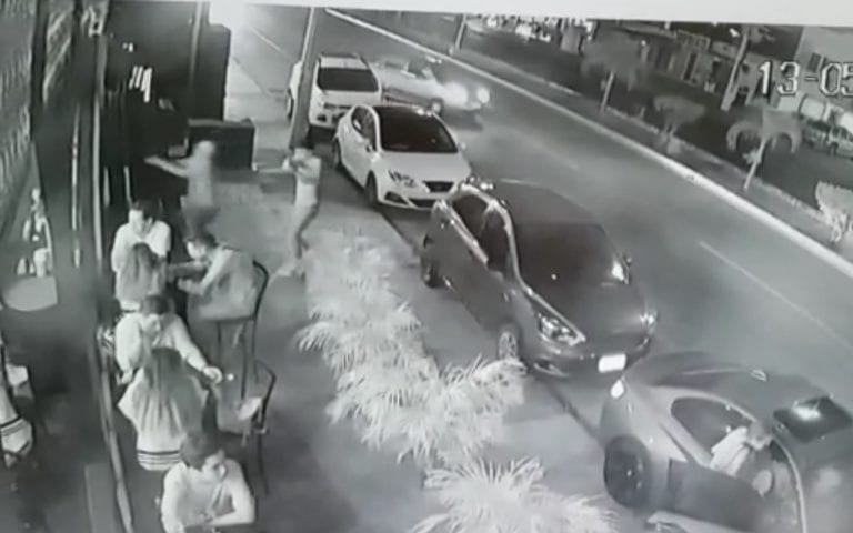(VIDEO) Momento del ataque armado en Cervecería Chapultepec de Playa del Carmen