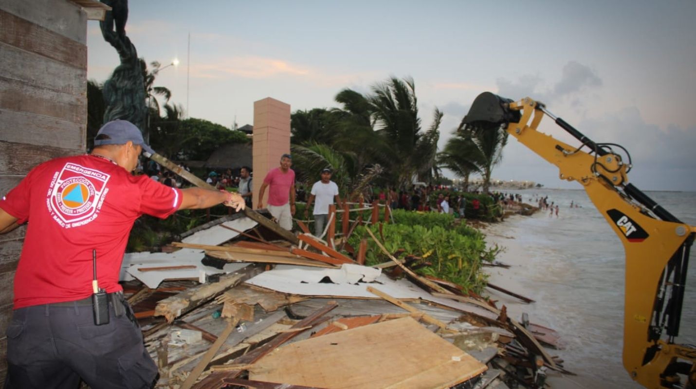 Erosión daña cabaña de Playa Inclusiva en Playa Caribe