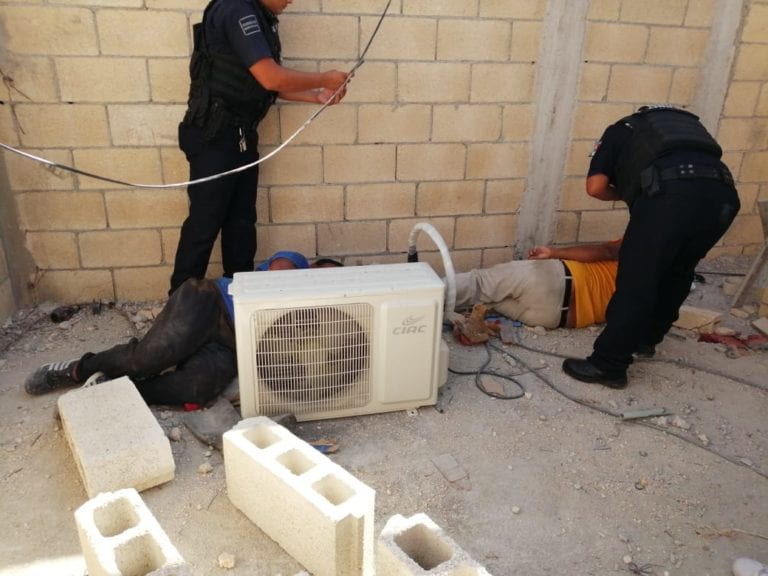 Dos albañiles reciben descarga eléctrica y caen de altura