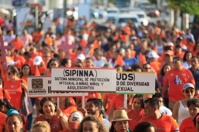 Celebran el Día Naranja en Solidaridad para recordar la no violencia hacia las mujeres