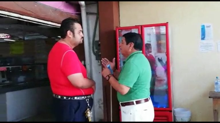 Administrador de mercado en Cozumel hace berrinche por entrevistas ajenas