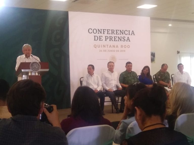 Insiste AMLO al afirmar que sargazo no es grave; medios locales le señalan lo contrario