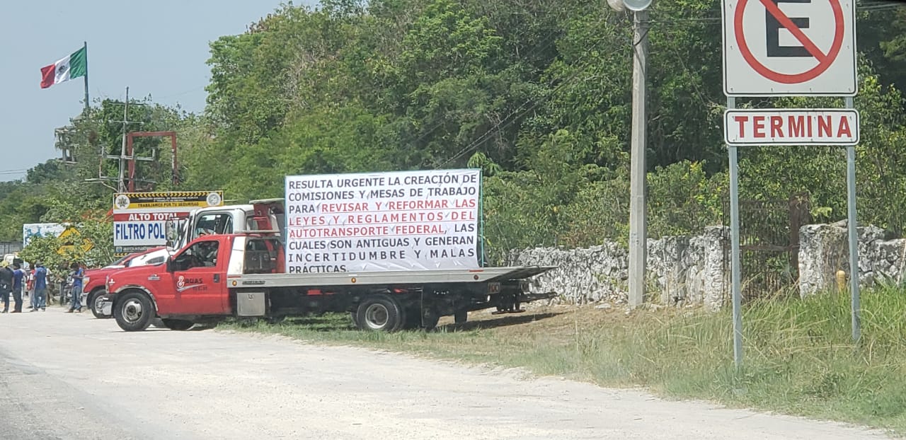 Empresas de grúas protestan en Playa y Cancún; aprovechan visita de AMLO