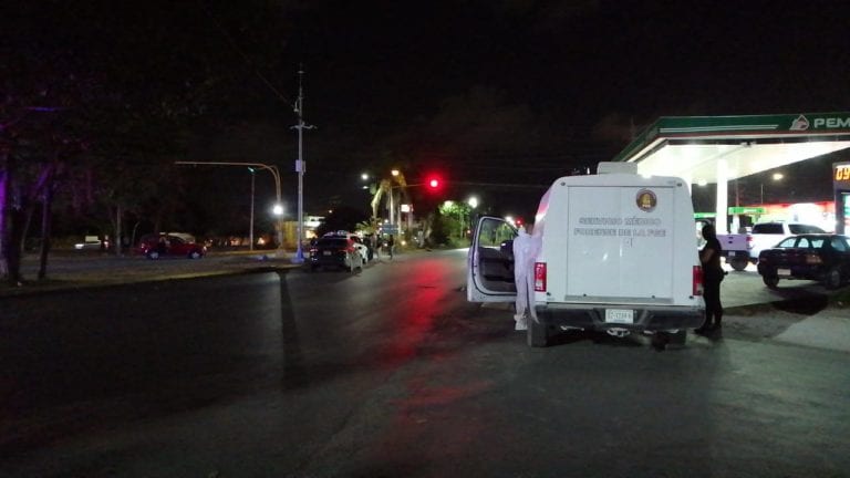 Hieren a balazos a policía estatal en Cancún; hay otros dos heridos