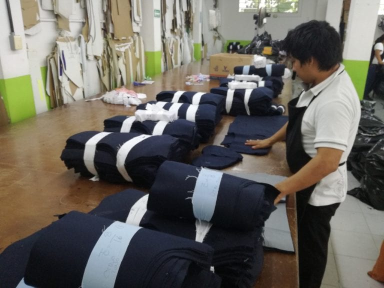 Doblegan a la corrupción: uniformes escolares se harán en zona sur