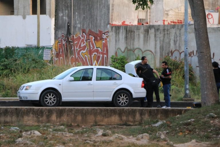 Aseguran a dos personas armadas y con droga en Cancún