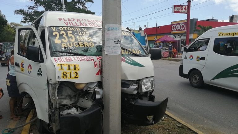 Chocan taxi y combi en Villas Otoch; hay varios heridos