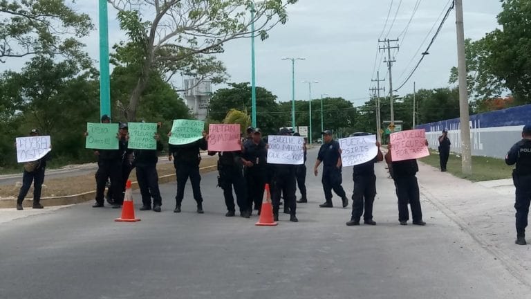 Bloquean policías vía a Calderitas, como parte de su paro