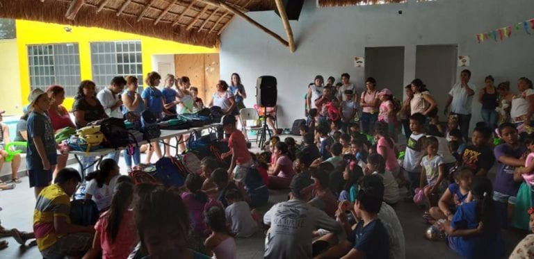 Voluntarios donan mochilas y útiles escolares a niños de escasos recursos en Cozumel