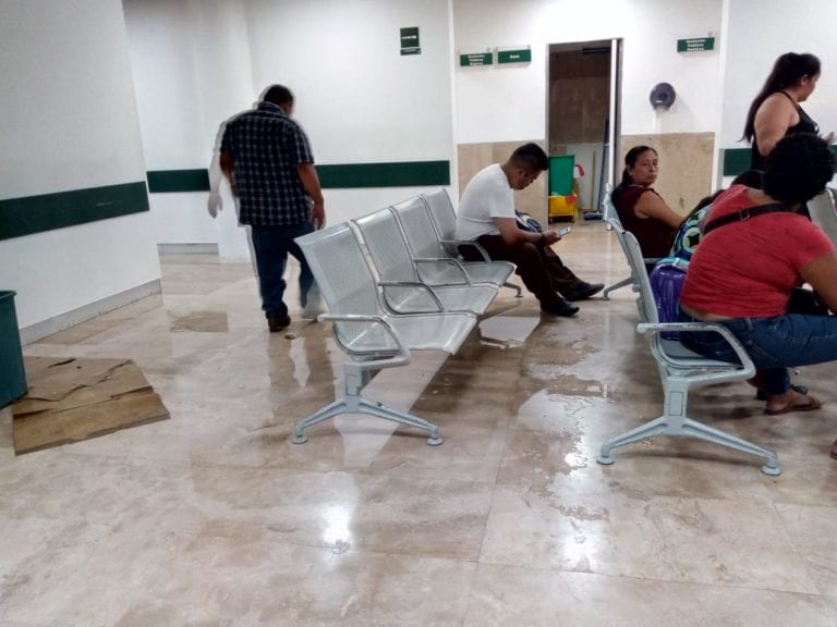 Cae plafón en IMSS de Cancún y pacientes deambulan al interior entre charcos