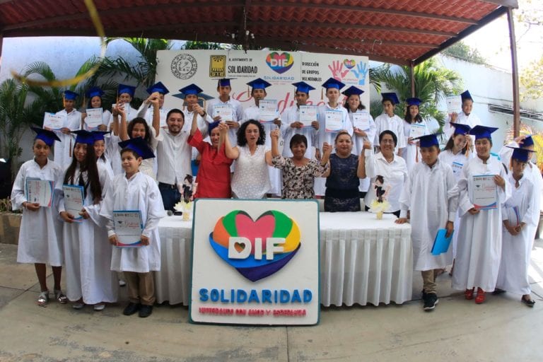 Alumnos de educación básica se gradúan gracias a programa del DIF Solidaridad