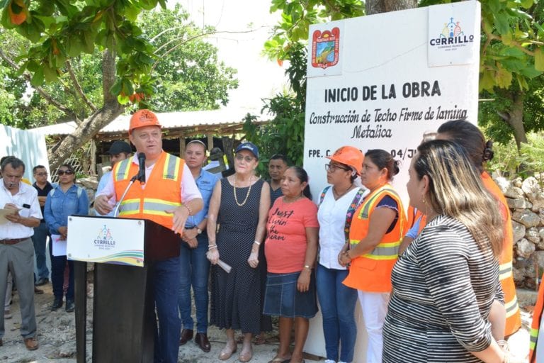 José Esquivel entrega más de 800 techos de lámina metálica en Carrillo Puerto