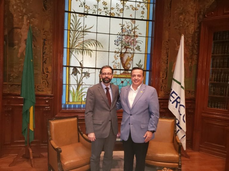 Consigue Luis Alegre que Brasil se sume para combatir el sargazo