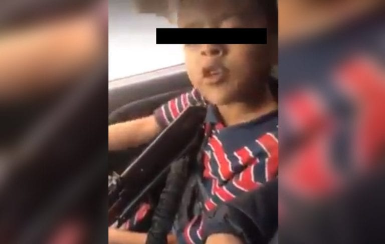 Con arma en mano, niño amenaza a “El Mencho”, líder del CJNG