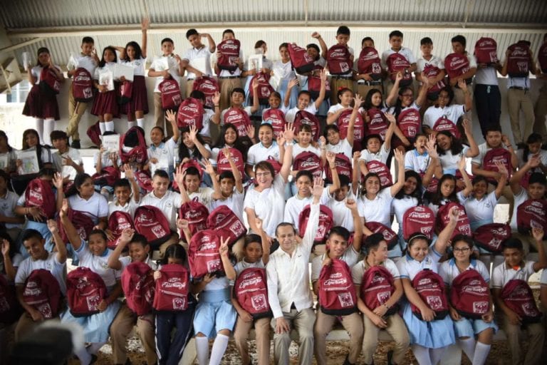 Entrega paquetes escolares en Solidaridad