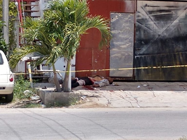 Asesinan a hombre a tiros en Cancún