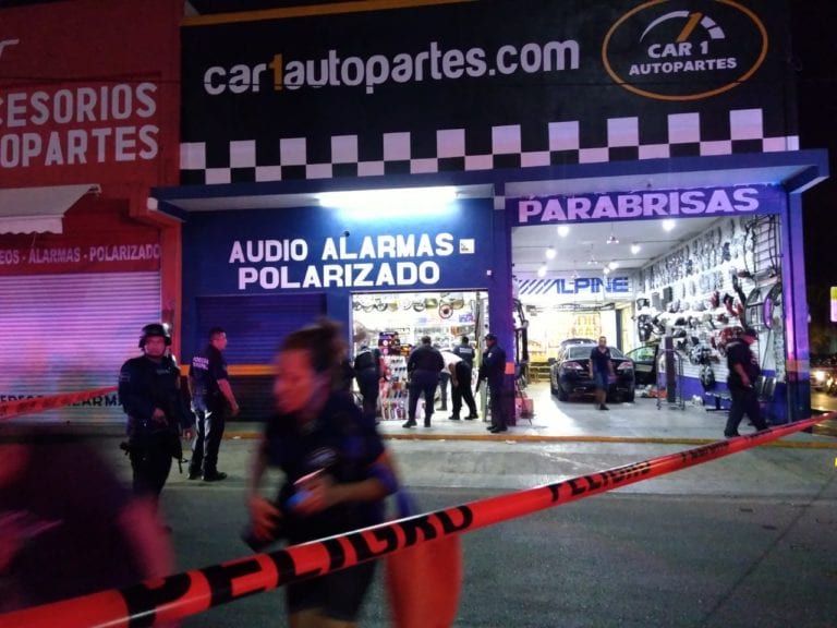 Balean a hombre en una tienda de Playa del Carmen
