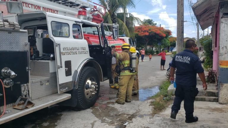 Hombre atenta contra el ambiente quemando basura en Cozumel