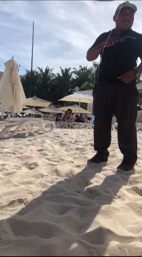 Guardias de Mamita´s discriminan a locales e intentan expulsarlos de la playa