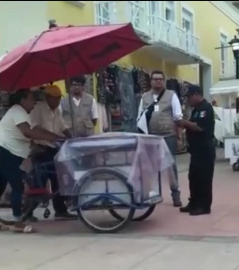 Video: ¡Indignante! Fiscales quieren quitarle el pan a anciano ambulante de Cozumel