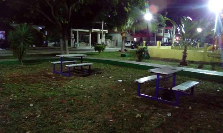 Ante indiferencia de autoridades, vecinos de Cozumel limpian parque