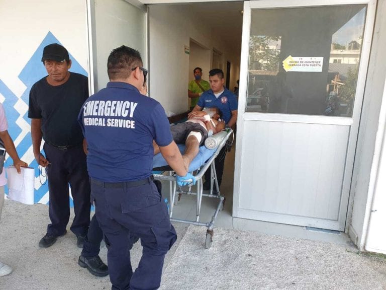 Hermanos terminan en el hospital, uno macheteado y otro con impactos de bala
