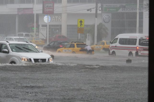 Tromba colapsa las principales avenidas de Villahermosa Tabasco