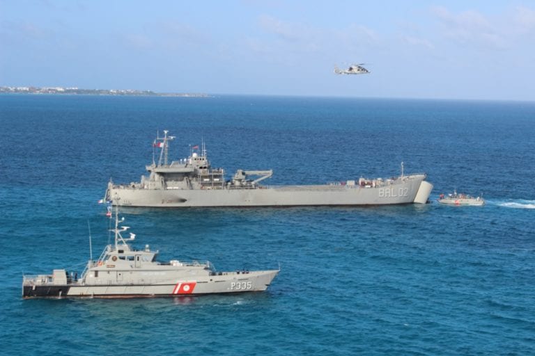 Deposita Marina primera embarcación sargacera, en Veracruz