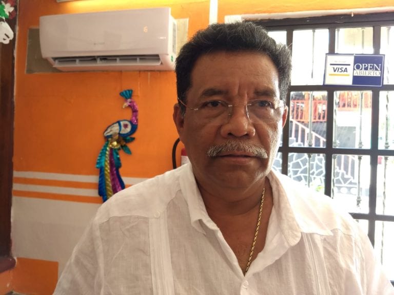 Hernán Villatoro busca adueñarse de las propinas trabajadores en hotelería