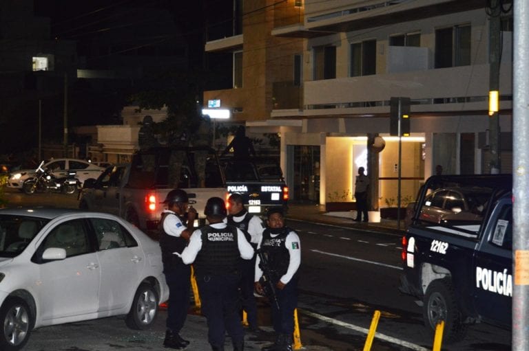 Balean coche frente a mercado de Playa del Carmen