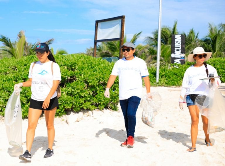 Autoridades y sociedad civil limpian las playas de Solidaridad