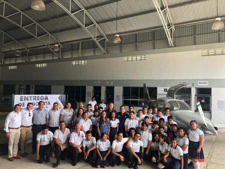 Conalep recibe avioneta para mejorar la educación, impulsada por el gobierno de Carlos Joaquín