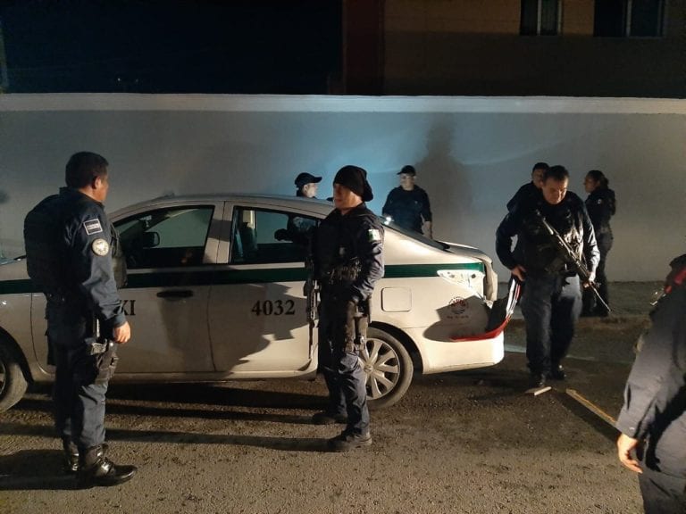 Asaltan a taxista de Cancún y lo encajuelan en su unidad 