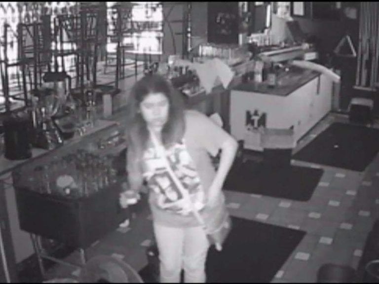 Aprovechó para seguir la fiesta al quedarse encerrada en un bar