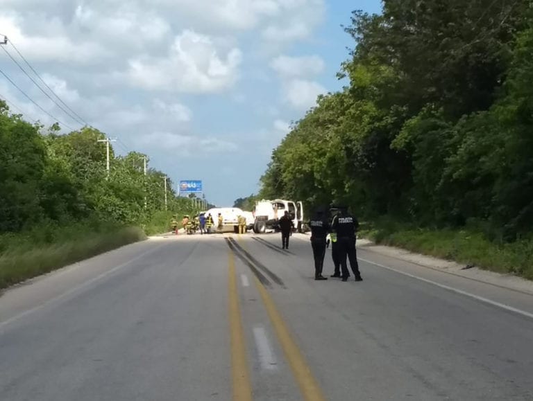 Cierran tramo carretero en Cancún por accidente de pipa cargada con gas L.P