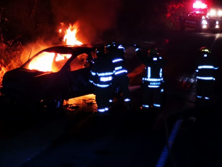 Sufre taxista quemaduras al incendiarse su vehículo en Tulum
