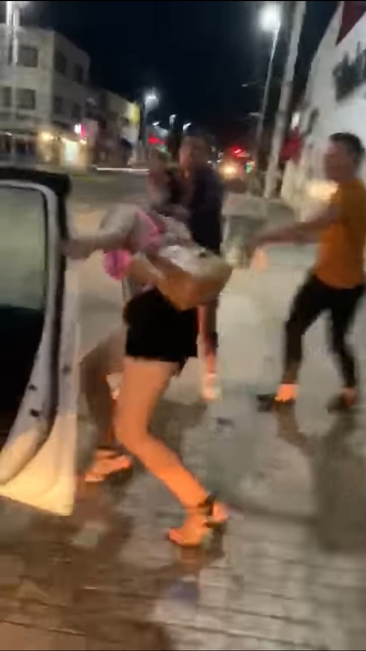 Chica trans se roba un bolso con varios celulares y le arrancan las extensiones