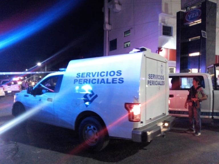 Ejecutan en Cancún a un hombre dentro de su vehículo