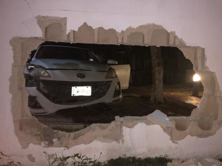 Automovilista cafre destruye muro de su condominio