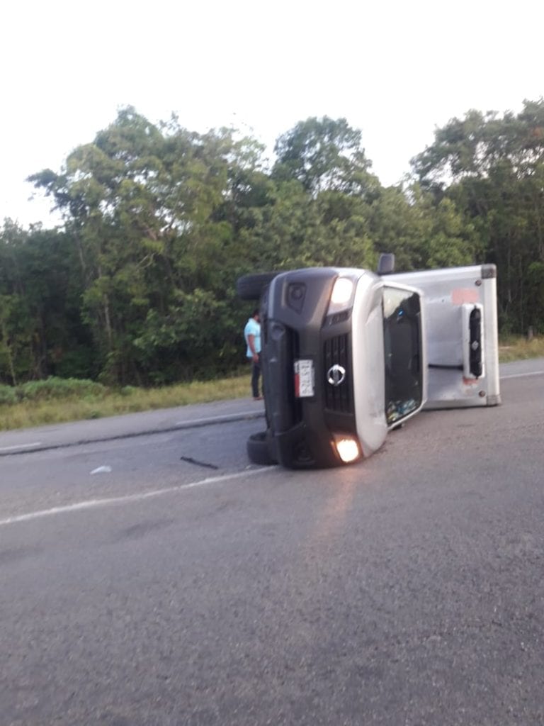 Volcadura de camioneta en Bacalar por pestañazo