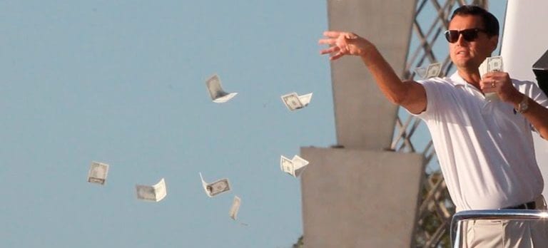 Banco deposita por error 120 mil dólares a un cliente y ahora enfrentan cargos por robo