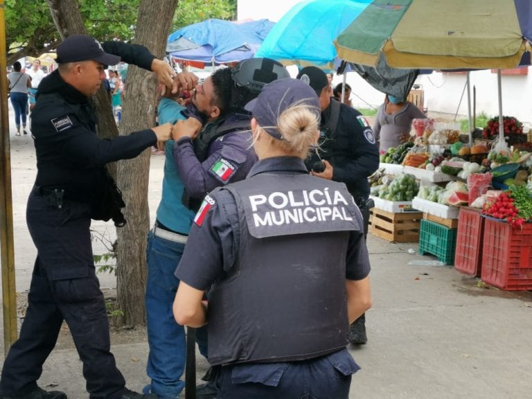 Ladrón amenaza a policías con un cuchillo en Chetumal