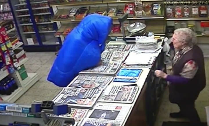 ¡Anciana defiende su negocio a bastonazos!