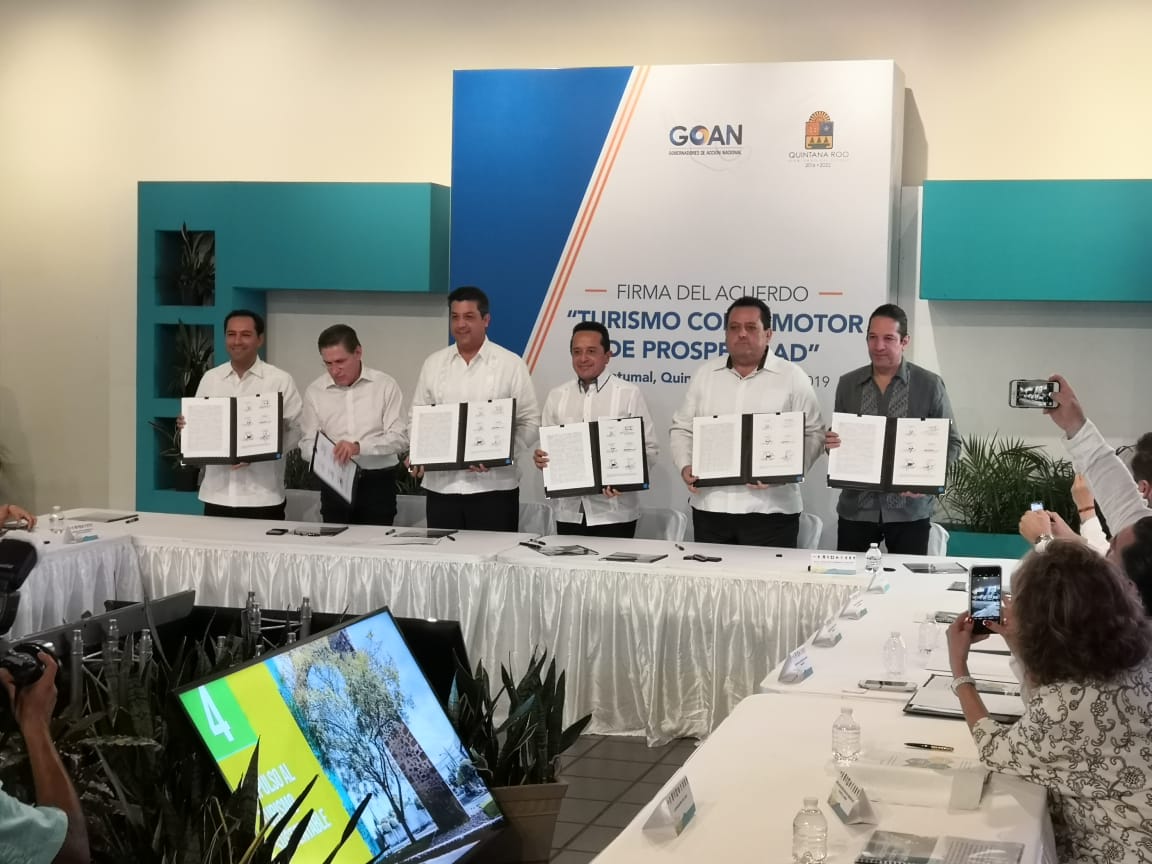 Firma Carlos Joaquín convenio turístico con nueve estados en Chetumal