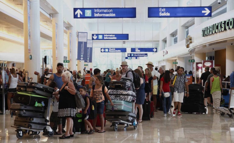 Mientras  el aeropuerto de Cancún crece, el de Cozumel decae