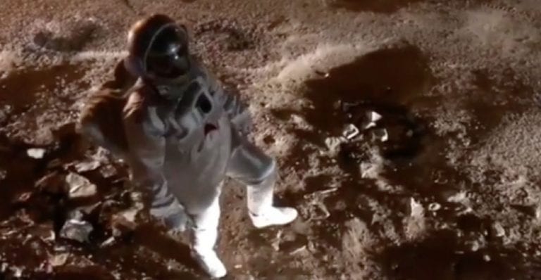 Hombre protesta por baches en su colonia disfrazado de astronauta